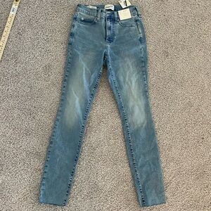 Universal Thread size 0 High Rise Skinny Stretch Light Wash Jeans